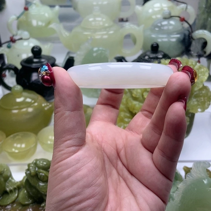 蛇纹石玉壶未镶嵌金*粒