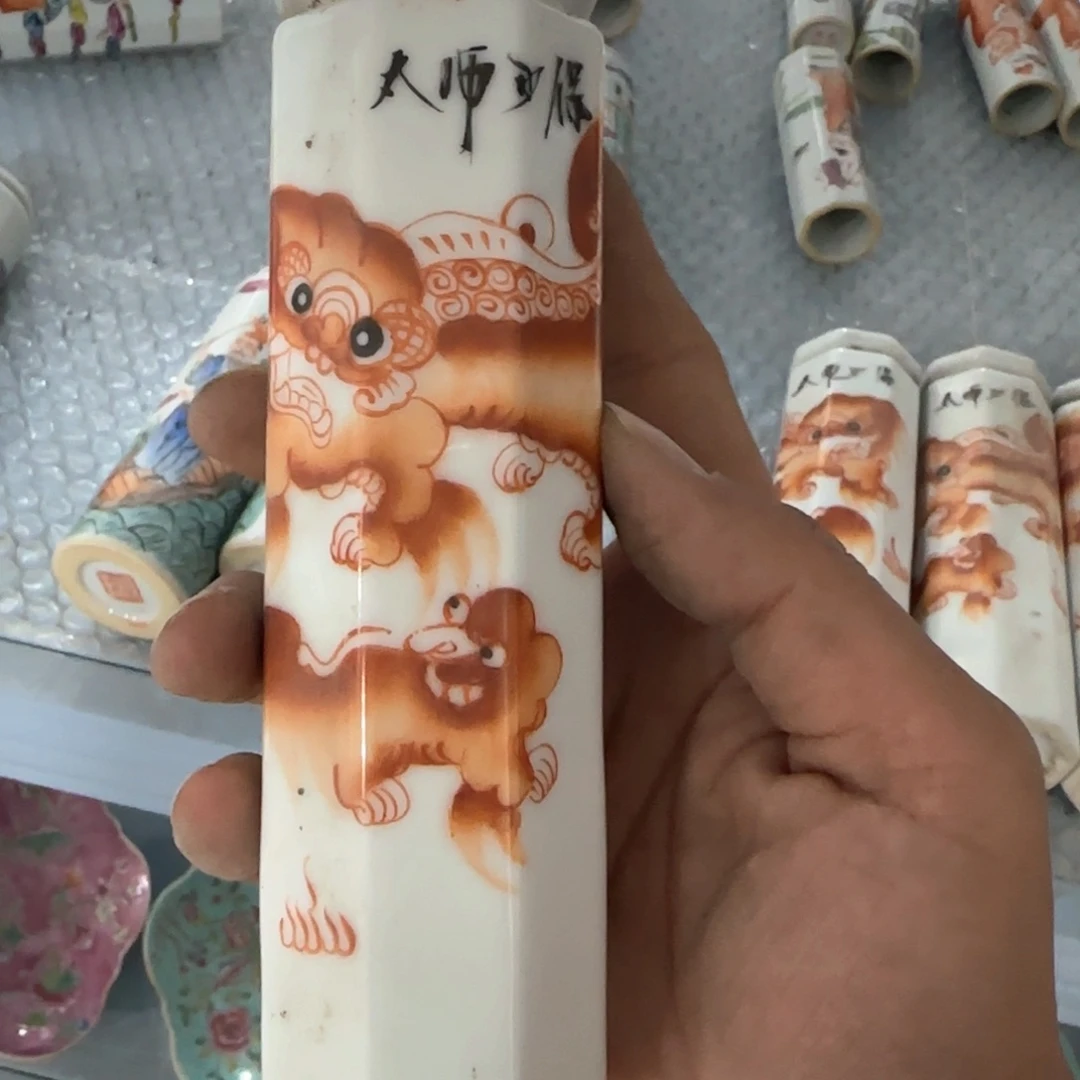 瓷片瓷器上用白泥雕刻出各种