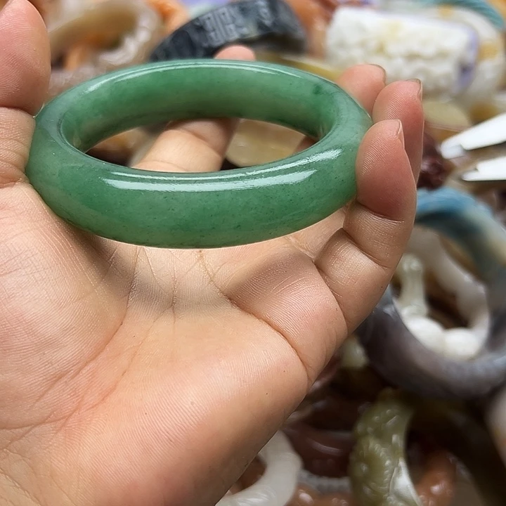 未镶嵌手镯石英岩玉沉**?