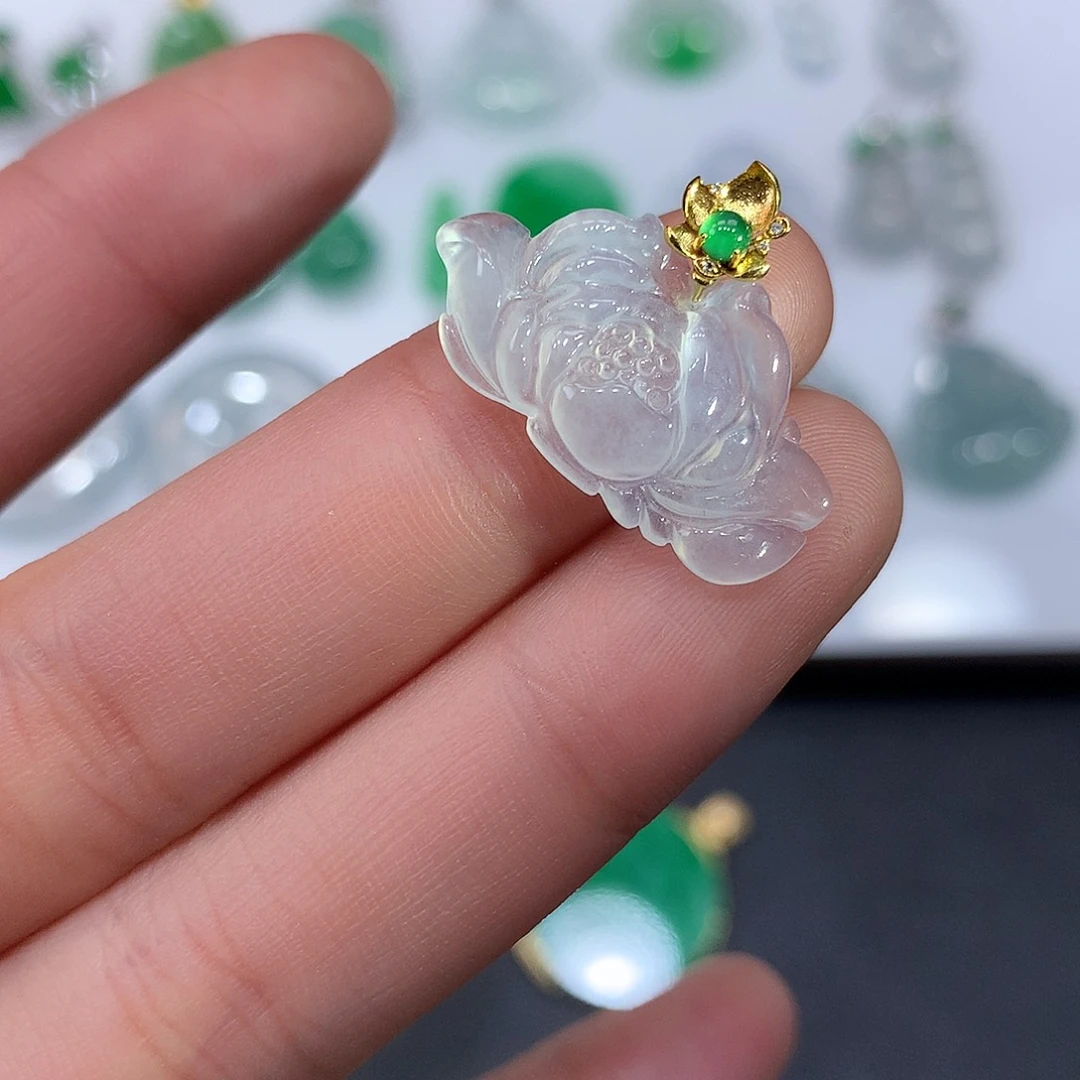翡翠未镶嵌颈饰莲花