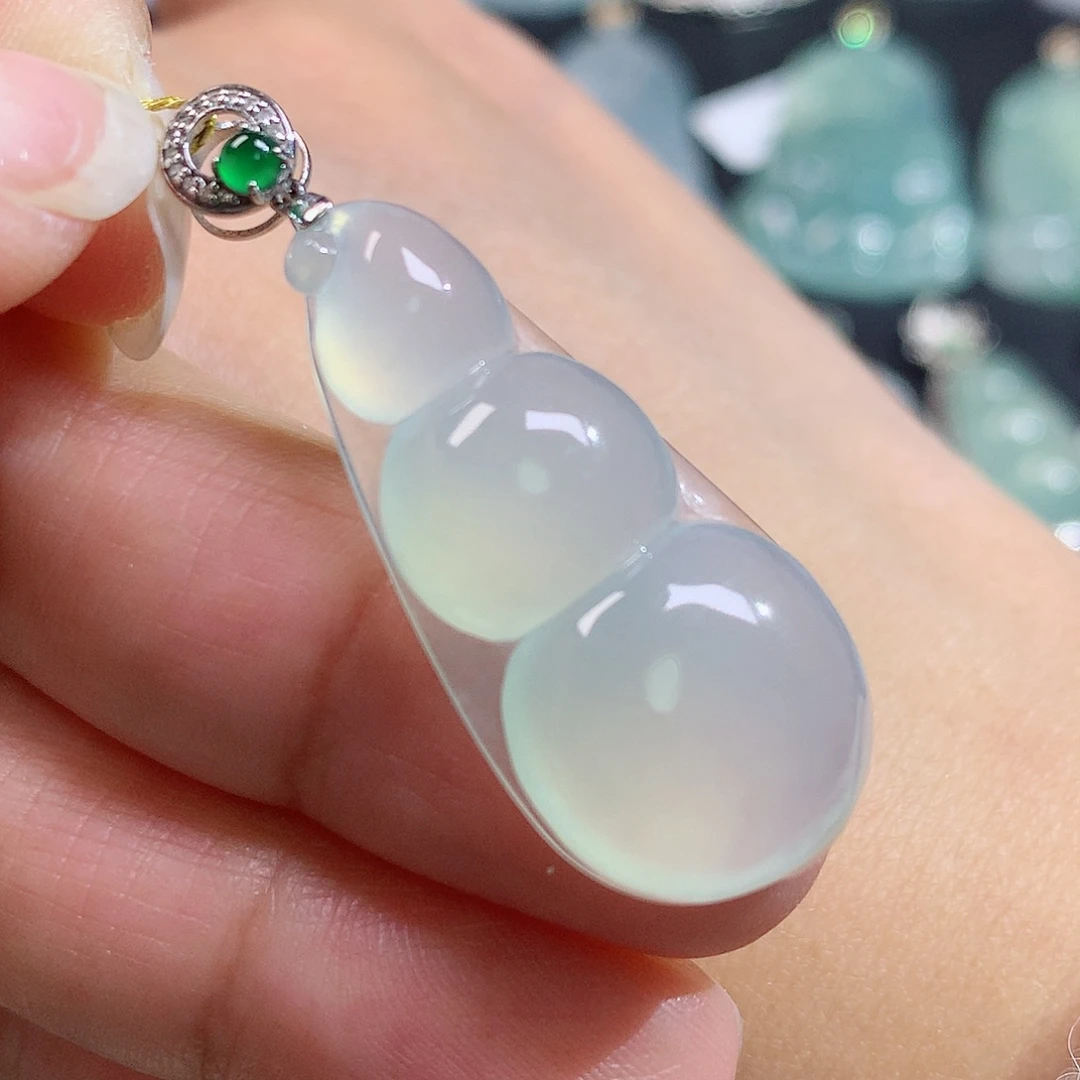 翡翠18K金镶嵌颈饰福豆