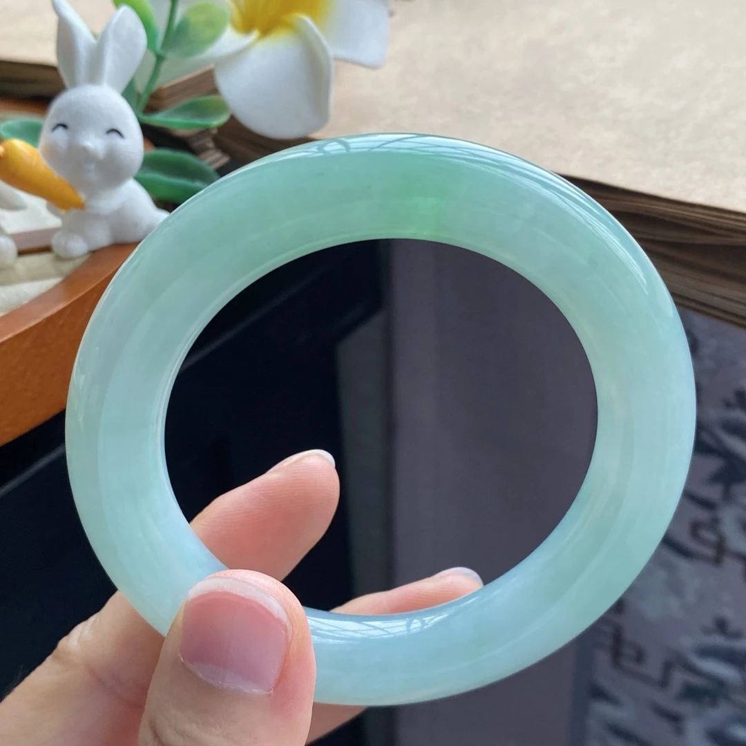 01.17批浅翠色圆条13258号55.7-11.9-11.7天然翡翠手镯