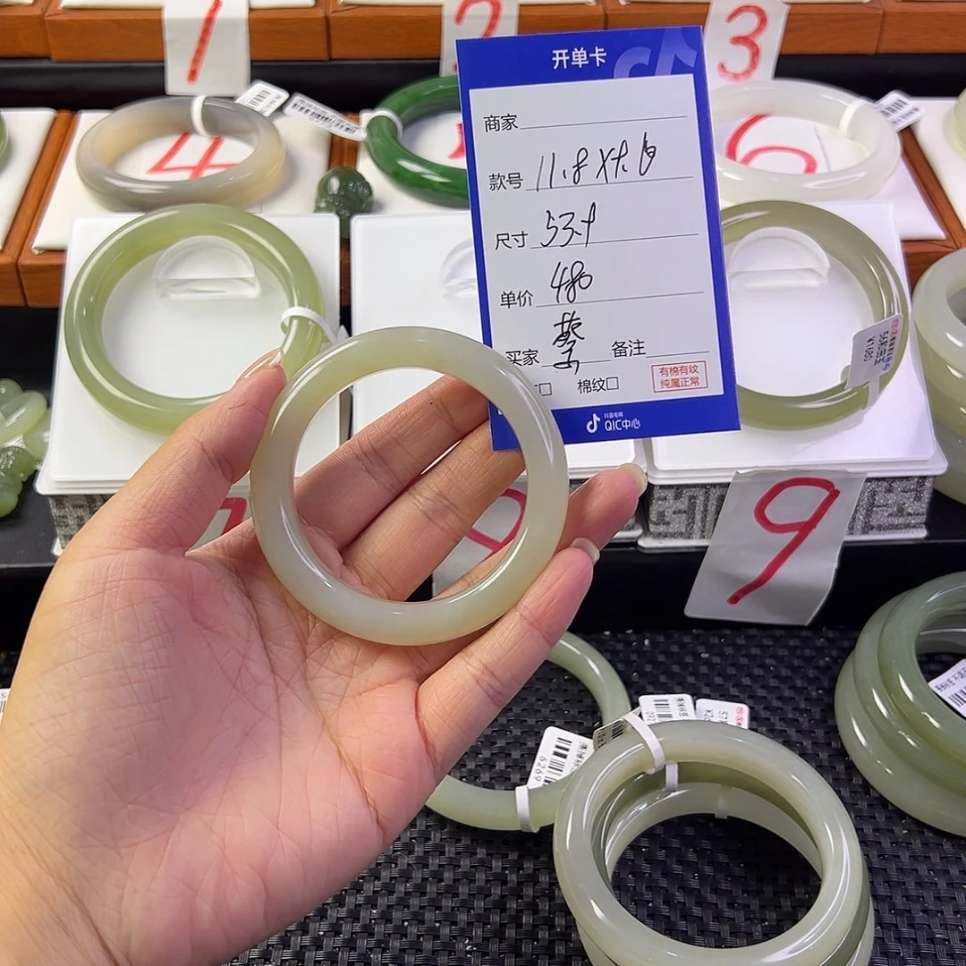 蔡***划和田玉手镯未镶嵌