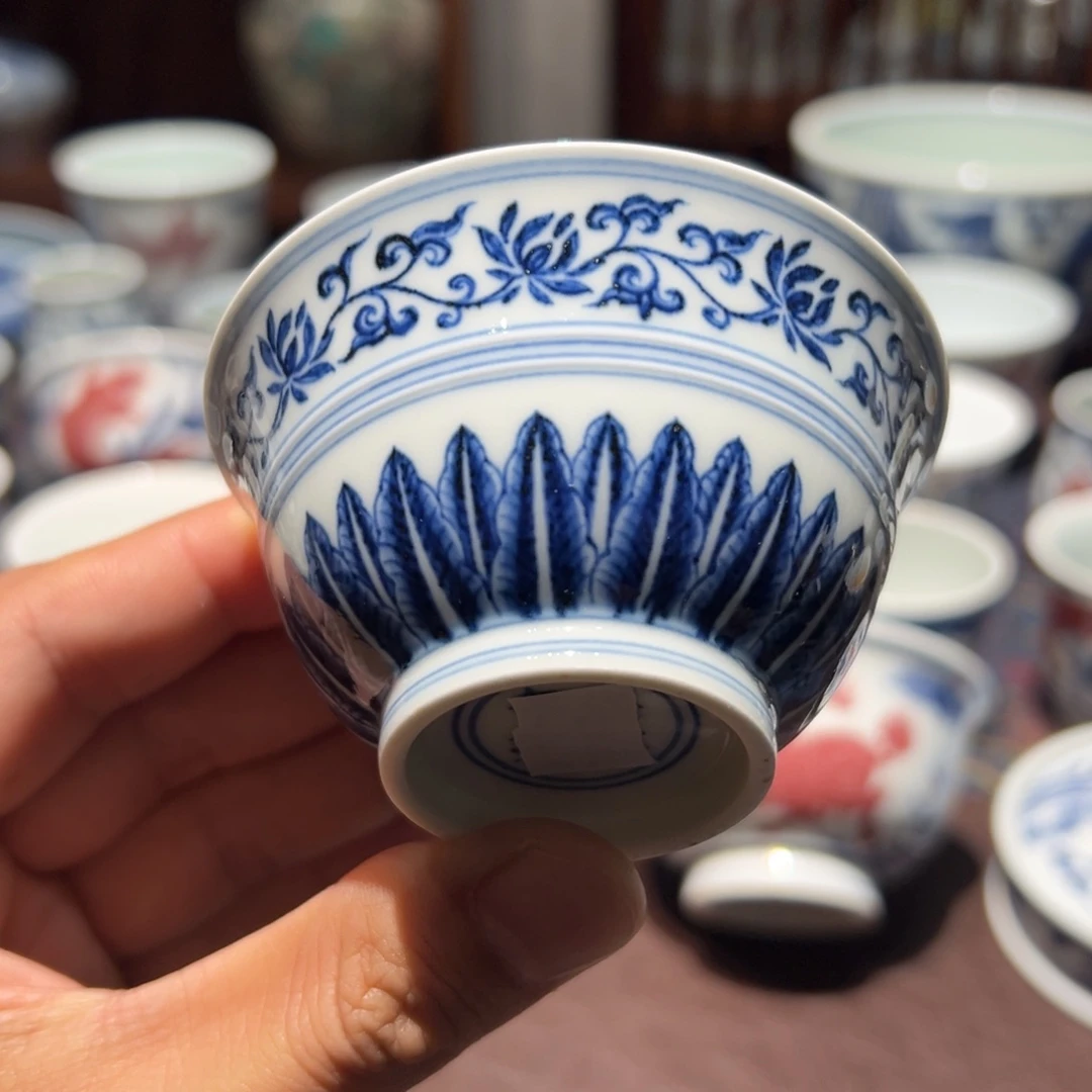 精品青花宝相纹撇口马蹄杯口径约8厘米