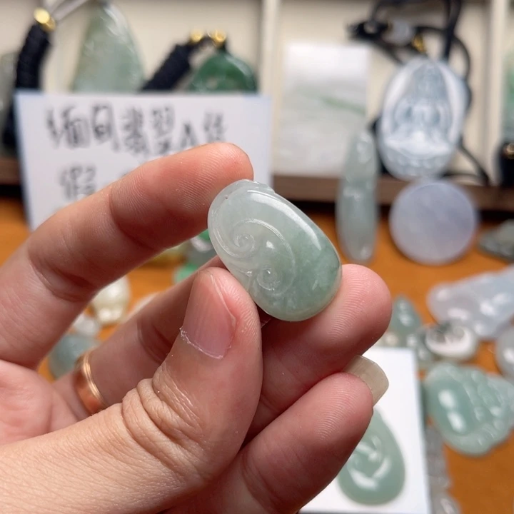 翡翠未镶嵌颈饰w*i如意