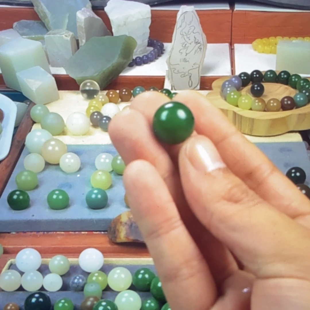 和田玉未镶嵌手串卡16俄罗斯碧玉散珠有黑点