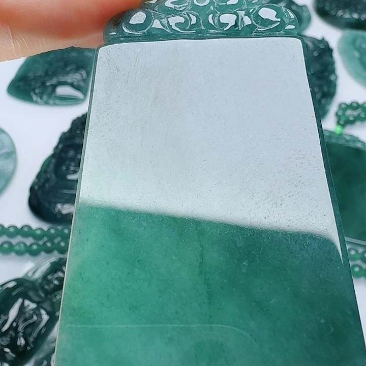 翡翠未镶嵌颈饰多样性发其一