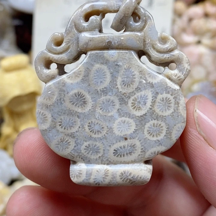 颈饰未镶嵌硅化珊瑚（珊瑚玉）