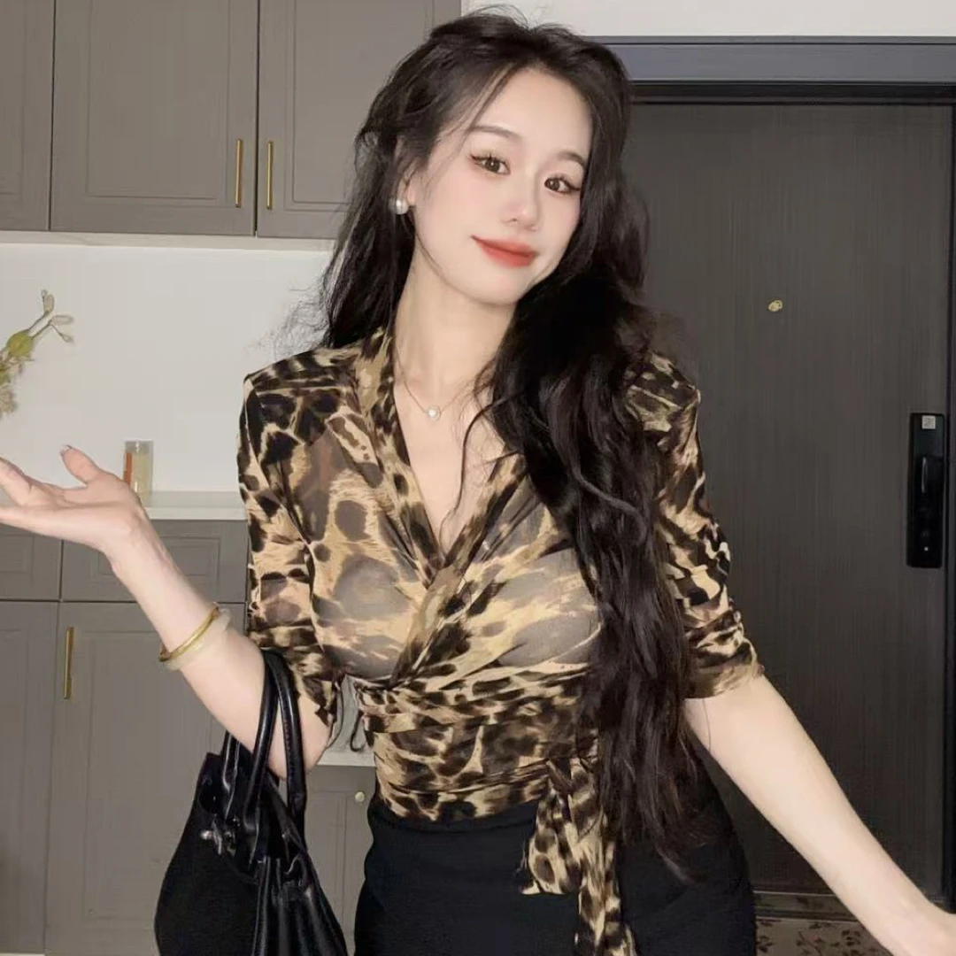 妍妍家交叉绑带收腰豹纹网纱上衣