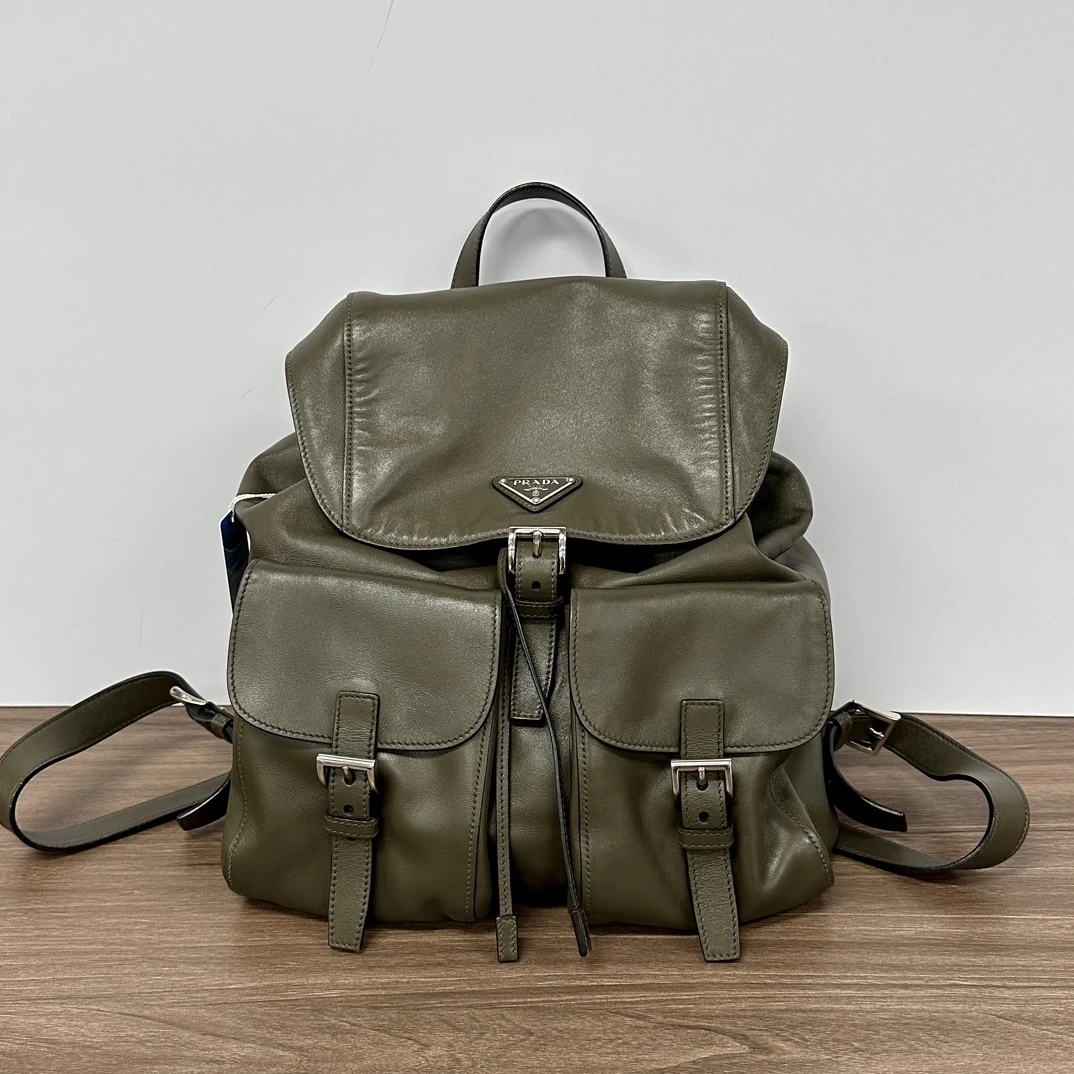 95新 Prada/普拉达 军绿色银扣翻盖抽绳双肩背包 11144