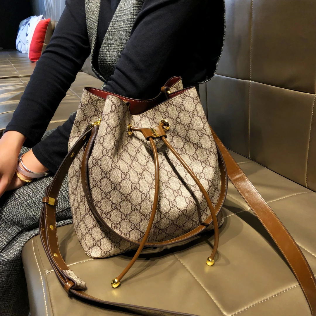 法国品牌2025新款壮锦爆款便携休闲网红轻奢时尚女款单肩斜挎包包