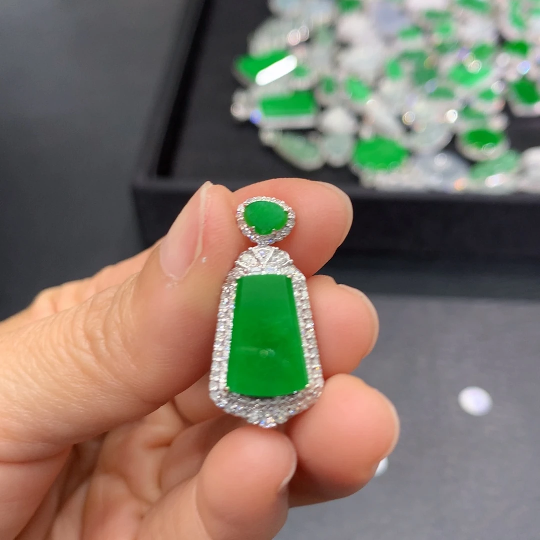 一****翡翠18K金镶嵌吊坠(不含链)