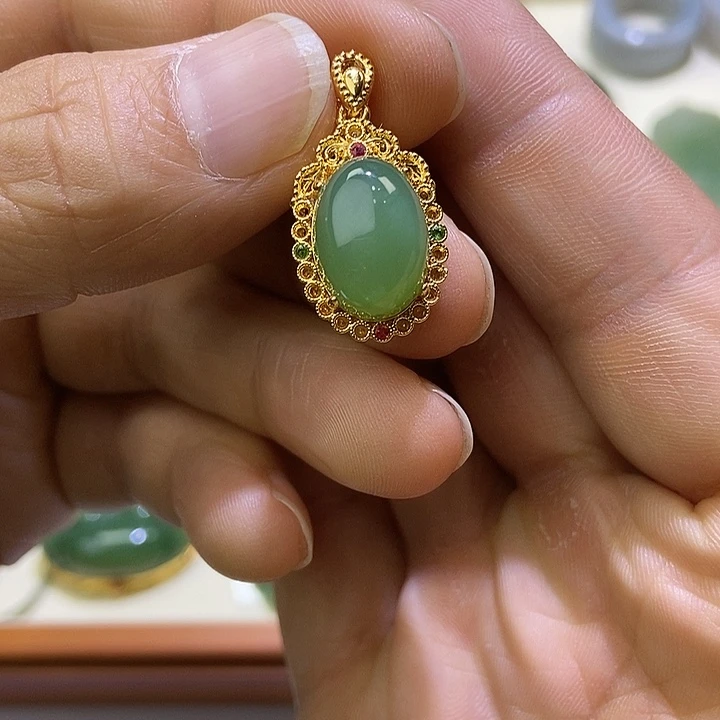 和田玉（碧玉）18K金镶嵌颈饰