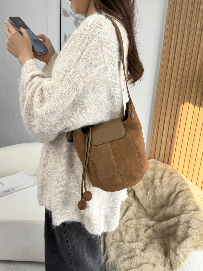 【主播】秋冬新款时尚磨砂水桶包女包网红轻奢百搭女士单肩斜挎包
