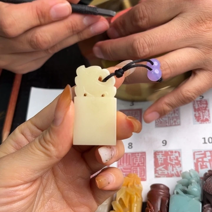 “***头寿山石印石现场纯手工制作工艺精美