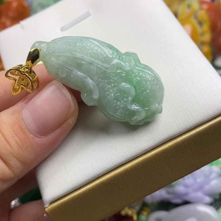 翡翠未镶嵌吊坠(赠链)