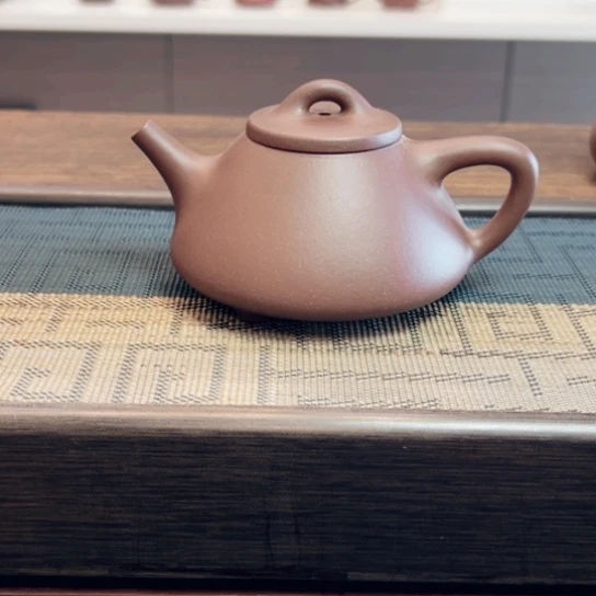 茶壶紫砂黄龙山原矿底槽清半手工（200 cc）