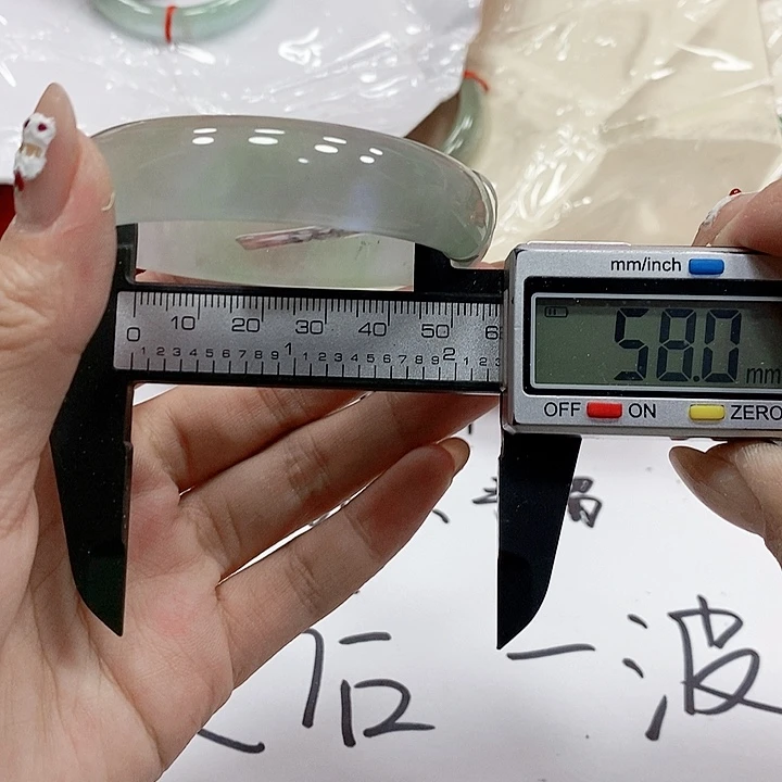 翡翠手镯未镶嵌156。