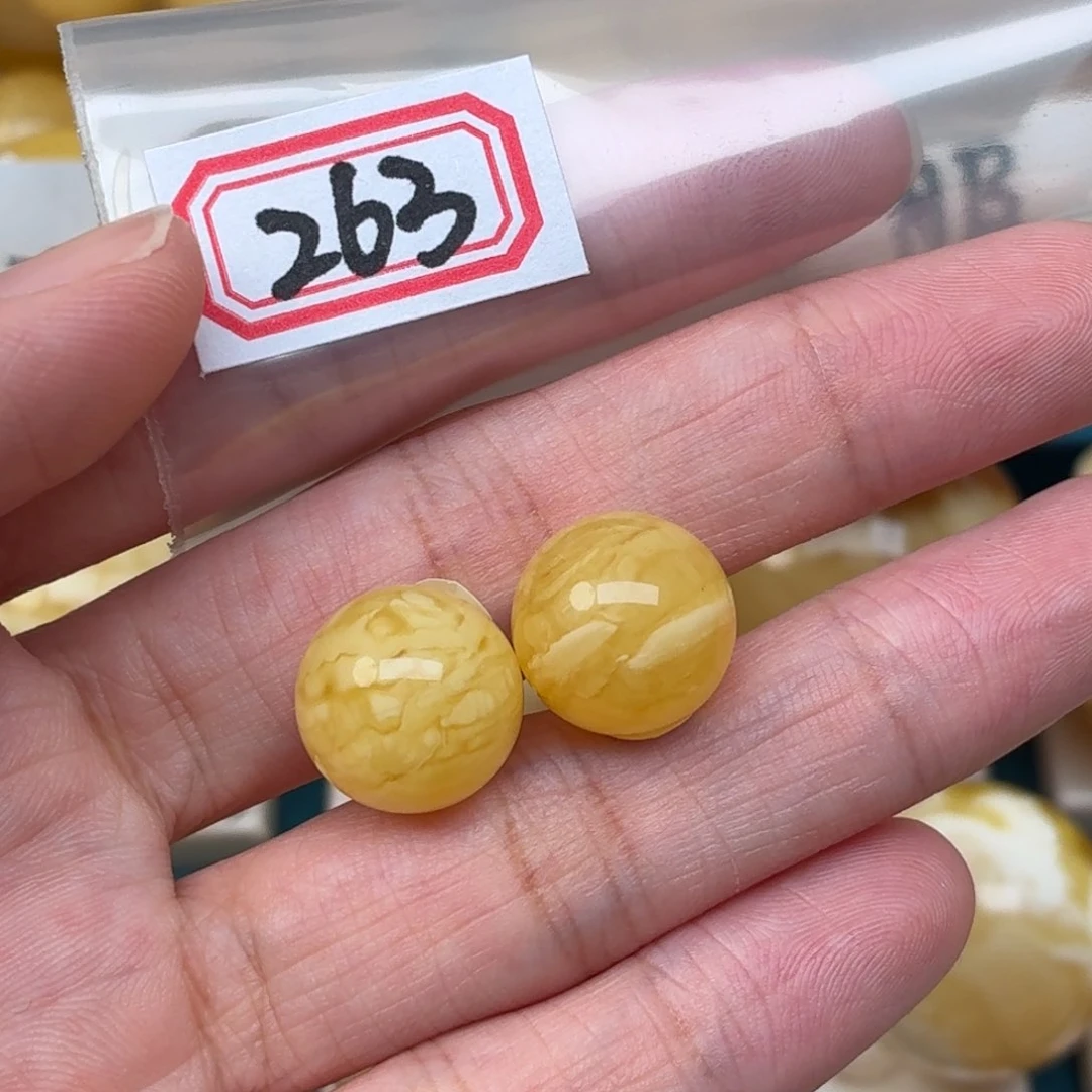 揪***儿未镶嵌蜜蜡裸石微瑕
