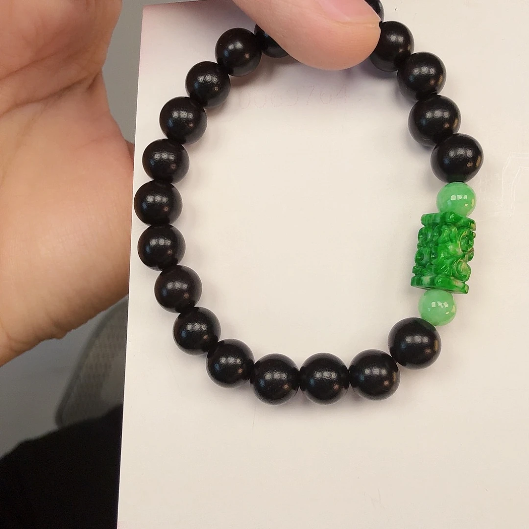 翡翠未镶嵌颈饰一件