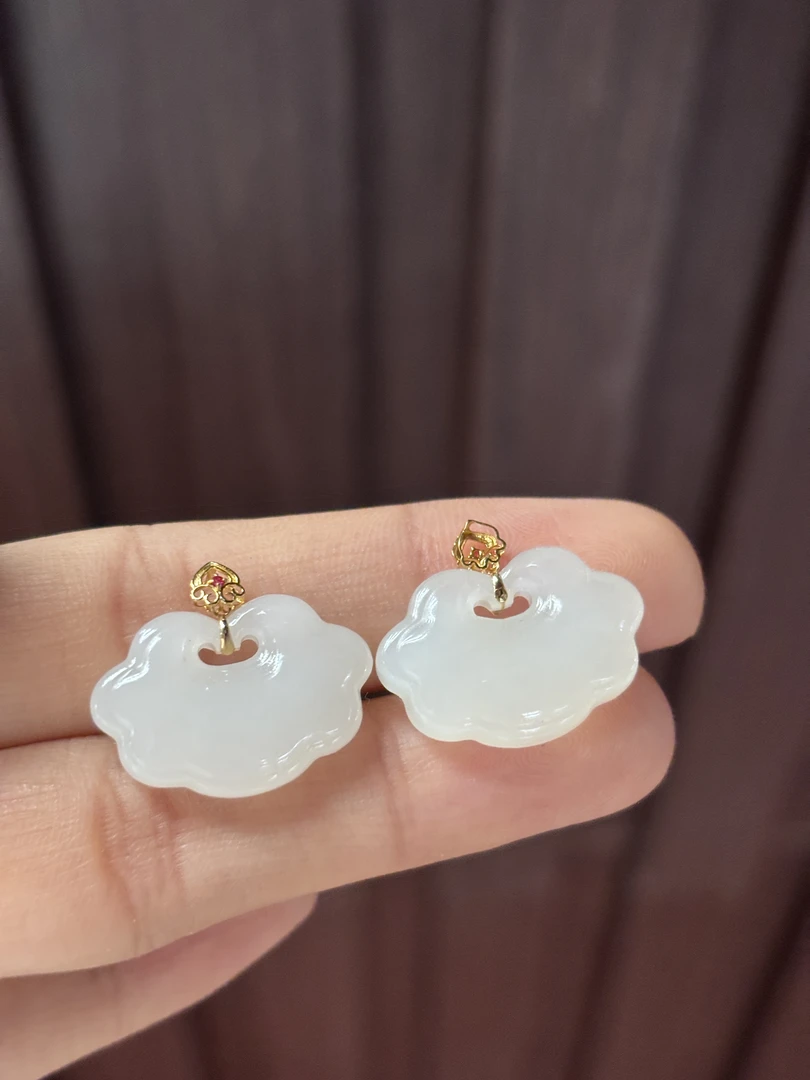 070151WM 和田玉18k金镶嵌如意锁规格约：15*21*5多样性发其一