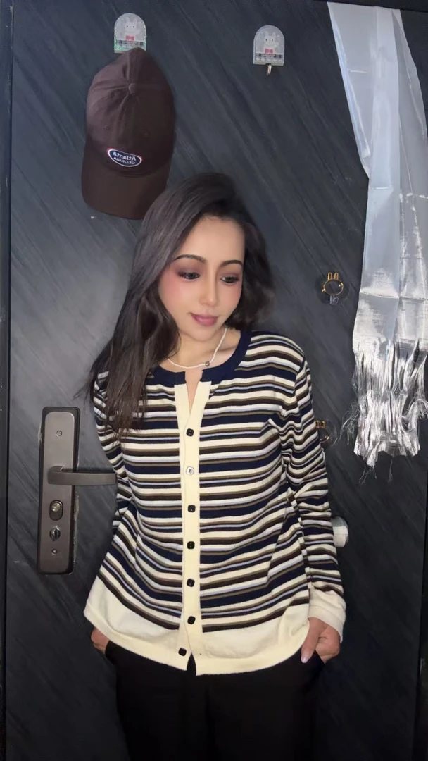 时尚百搭女装开衫纽客毛衣