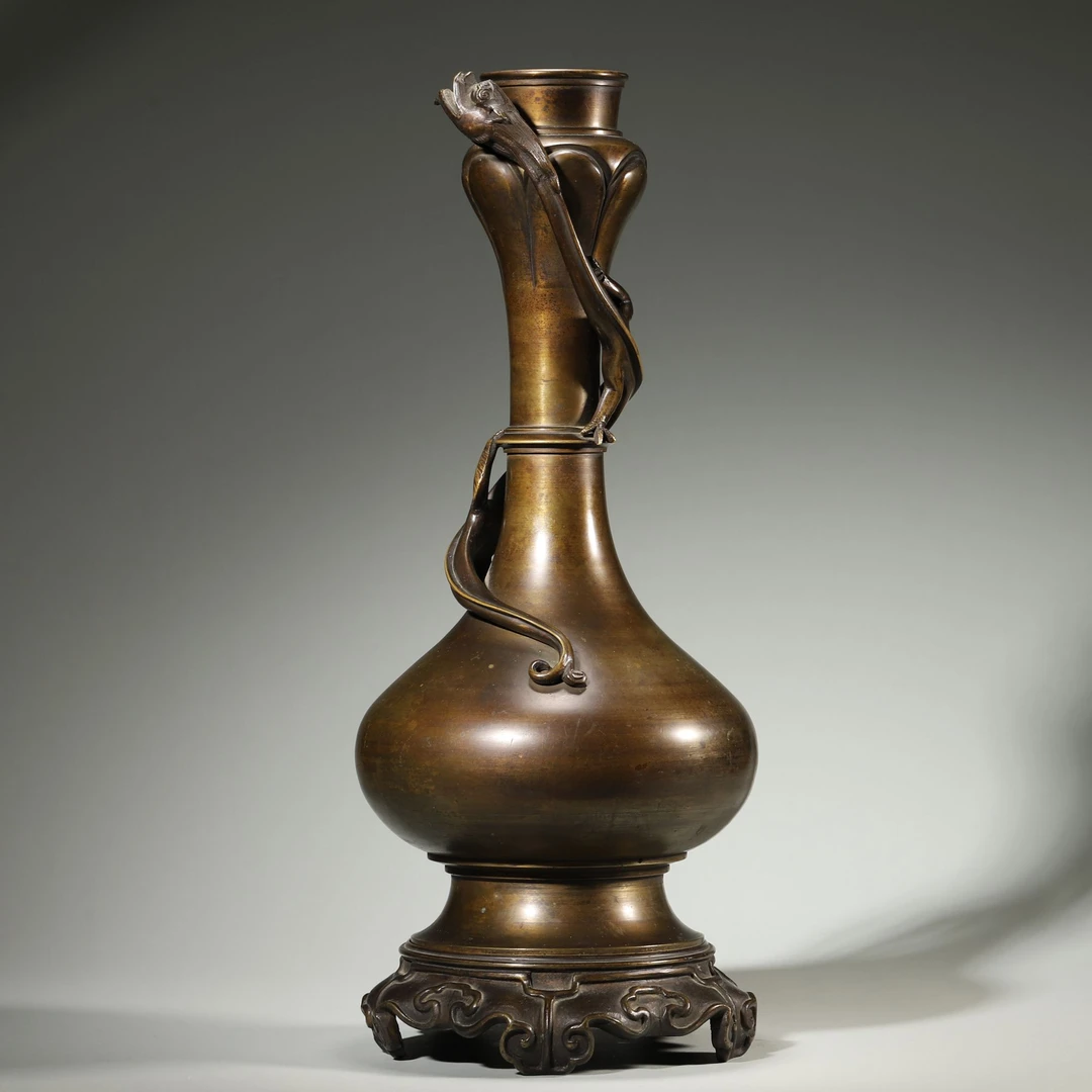Lot36明代 盘龙纹铜蒜头瓶（原配铜座）