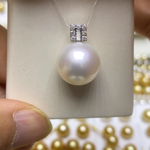 18K金镶嵌颈饰海水珍珠