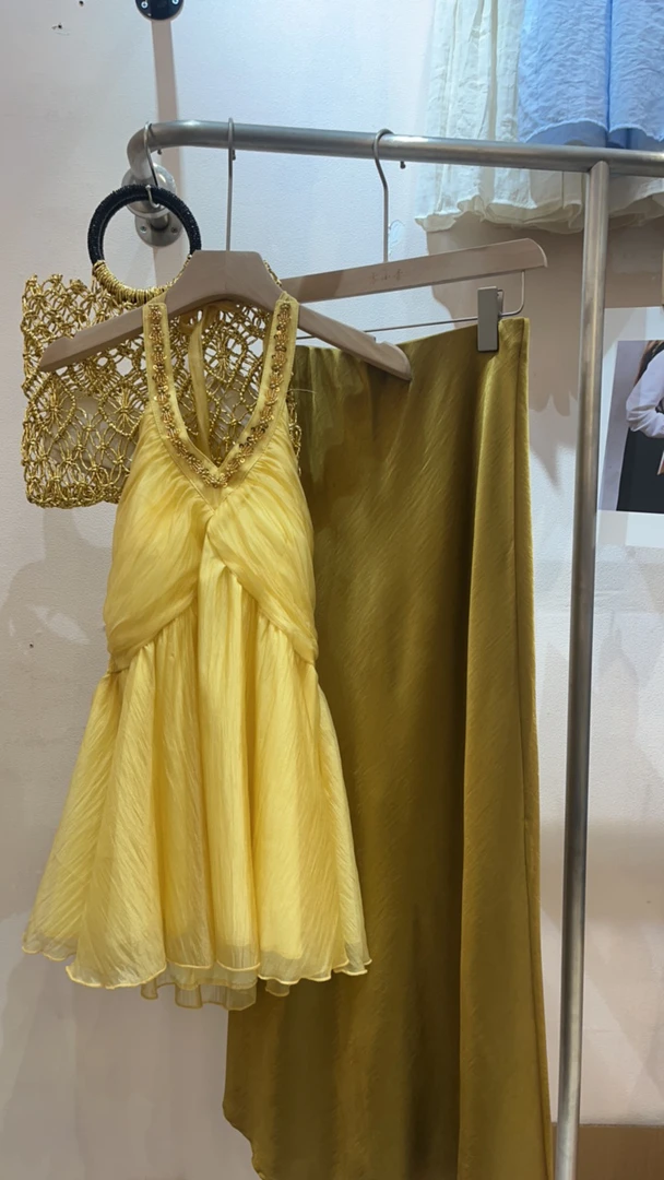 度假风清新氧气感V领对丝吊带小衫时尚出片