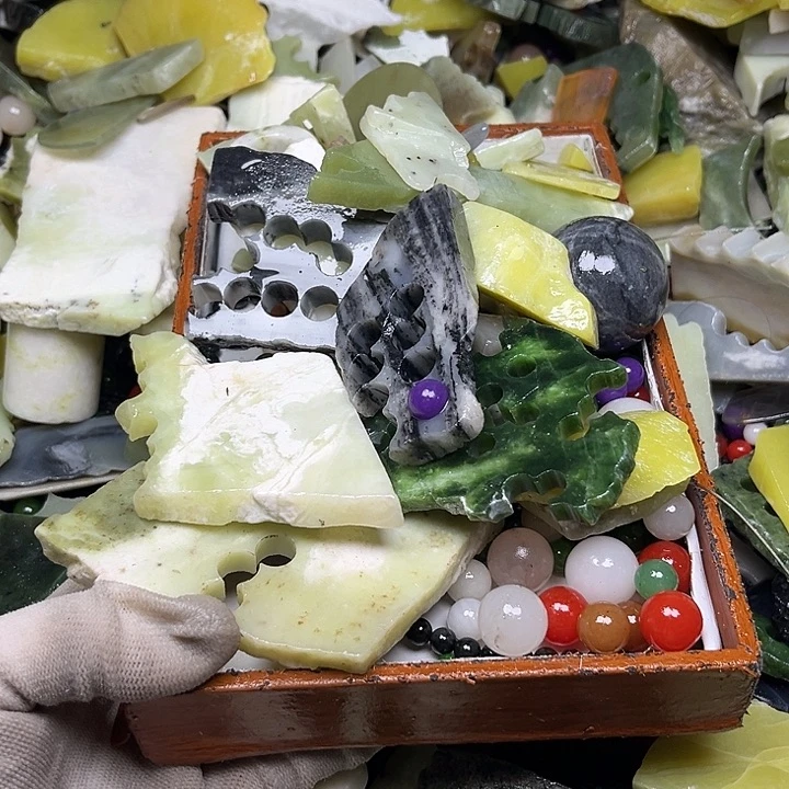 未镶嵌透闪石质玉珠宝奇石张****?