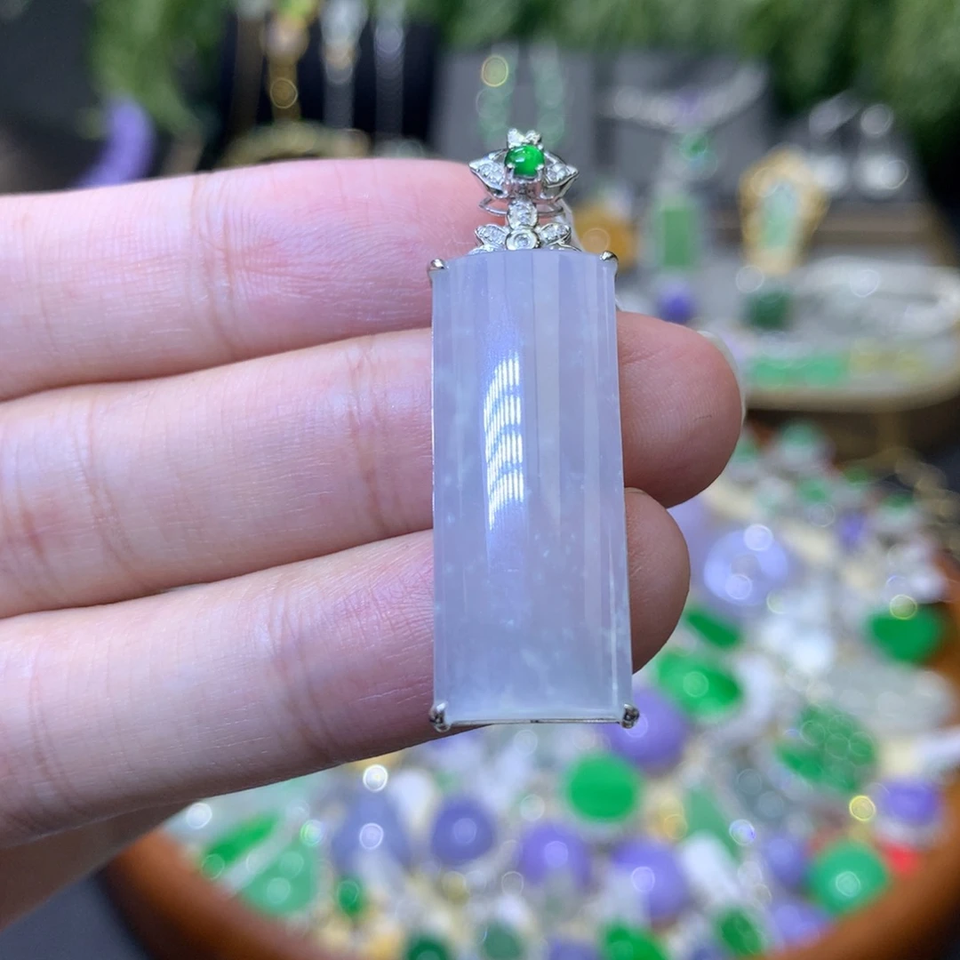 颈饰18K金镶嵌翡翠