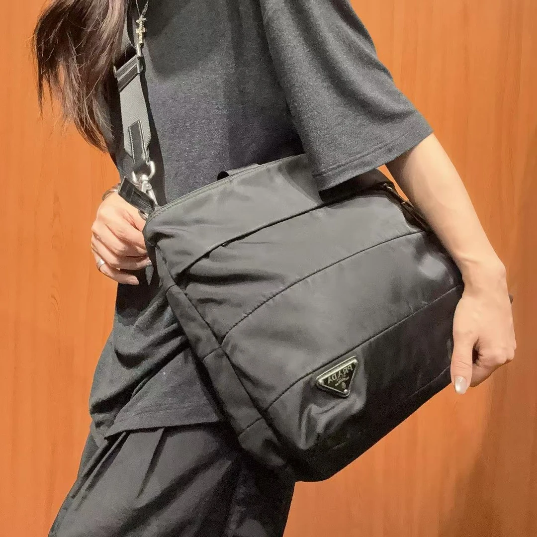 95新 Prada/普拉达 【蕾】26 0732 黑色尼龙公文斜挎包