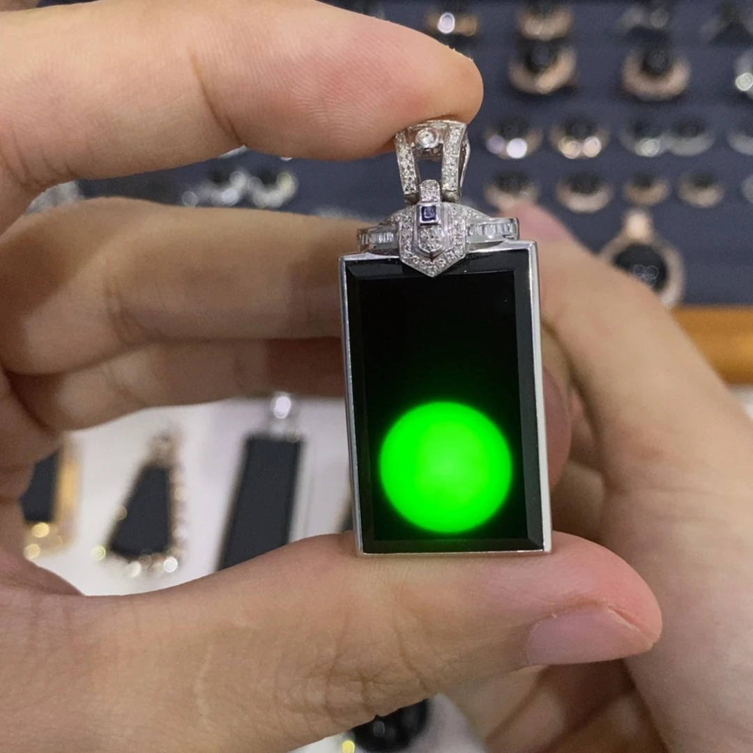 颈饰18K金镶嵌翡翠