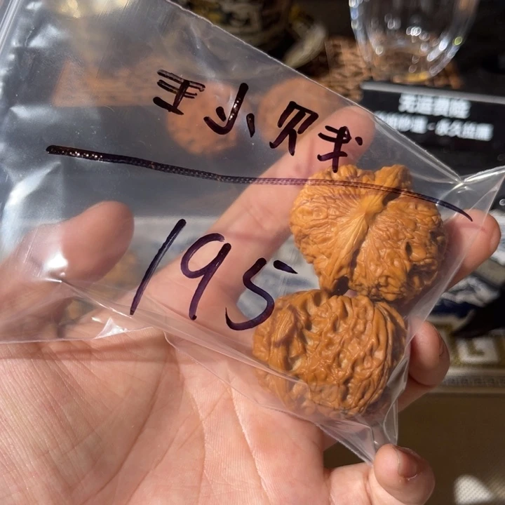 A***贱文玩核桃吊坠血麒麟血麒麟