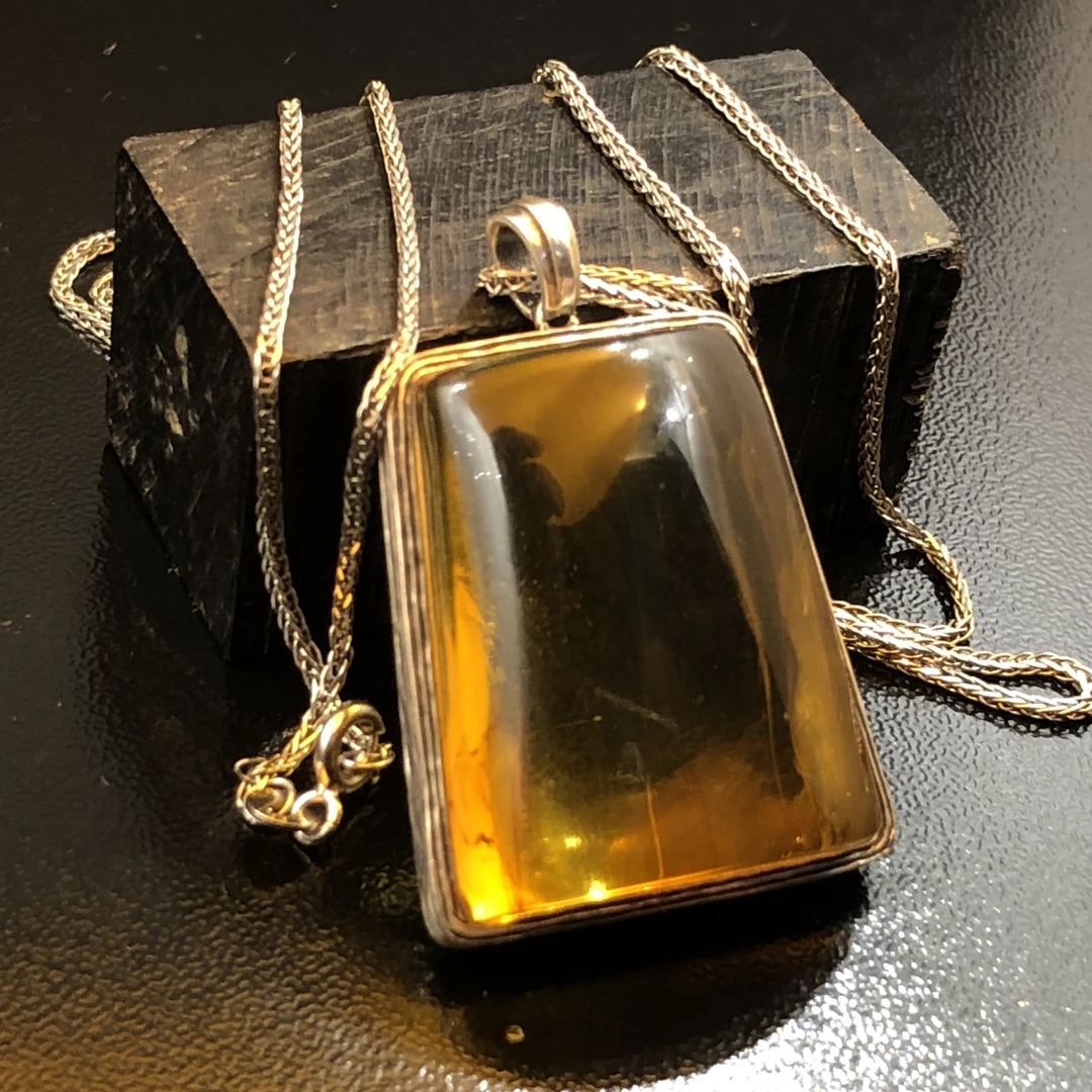 俄料拉丝纹理琥珀吊坠。