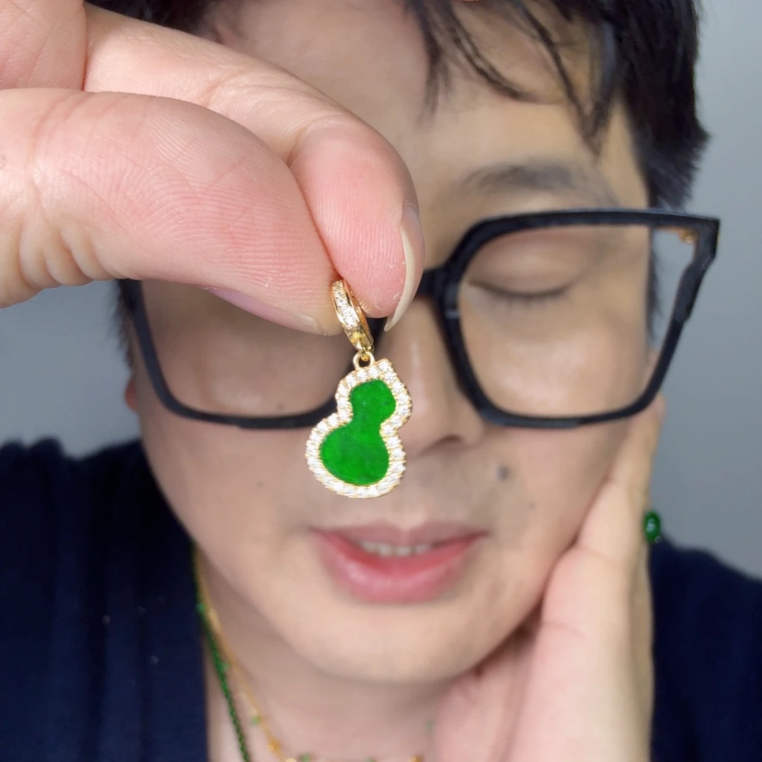 翡翠未镶嵌颈饰一件