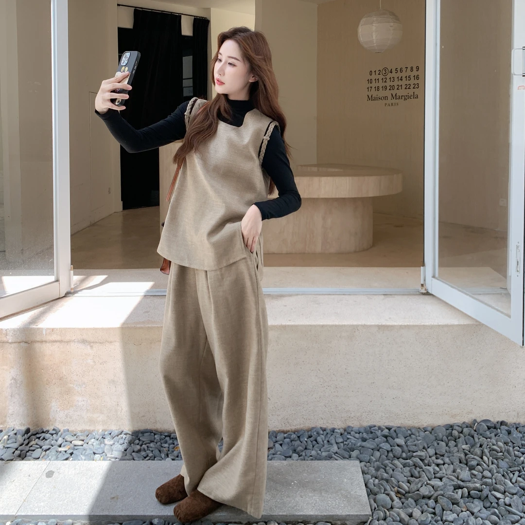 巨好看的早秋套装女流行新款卡其色阔腿裤马甲黑色打底衫三件套