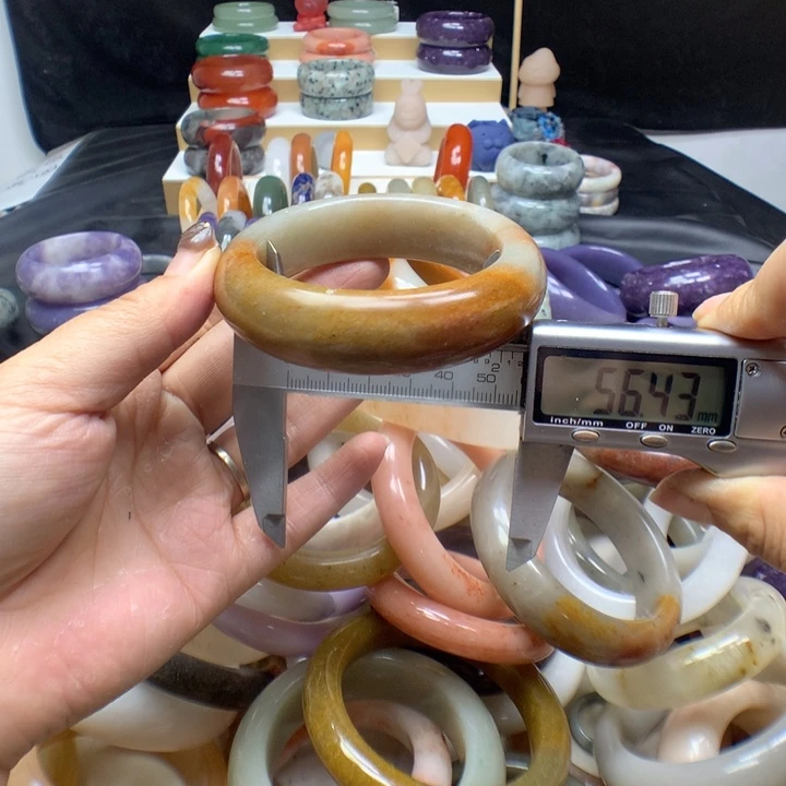 未镶嵌手镯石英质玉?