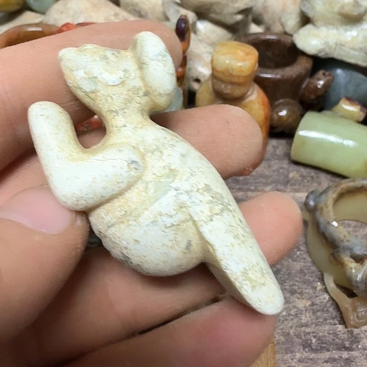 蛇纹石玉颈饰未镶嵌