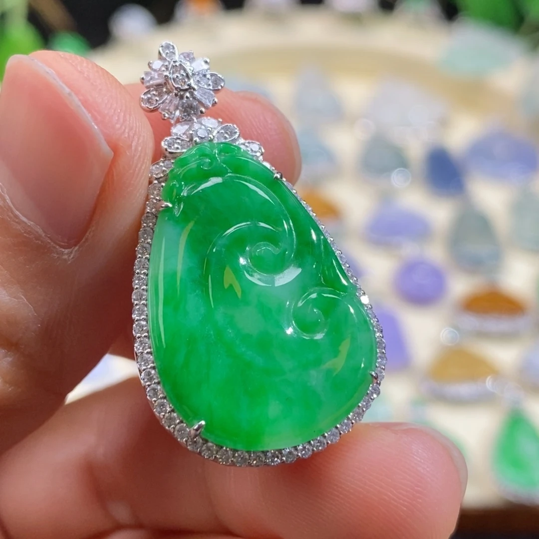 翡翠18K金镶嵌颈饰