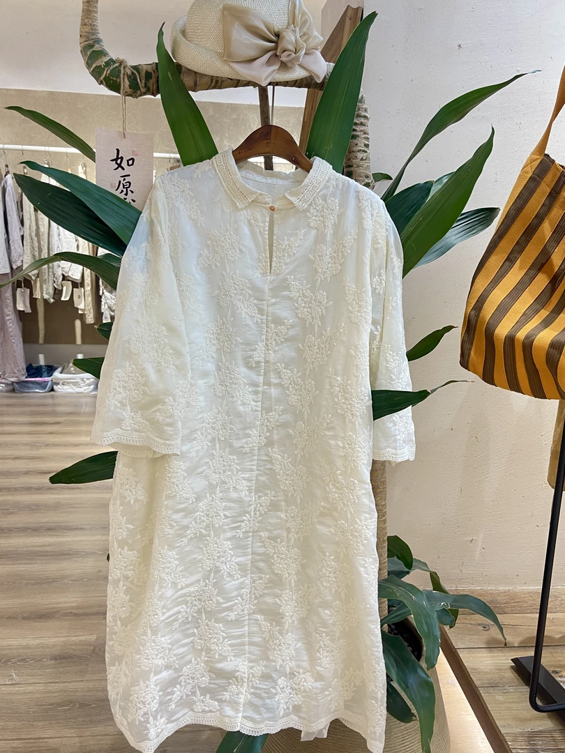 【和家2025新款女装】原创文艺风小翻领刺绣钩花苎麻中袖连衣裙