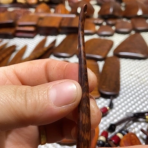 蛇纹木挖耳勺一个