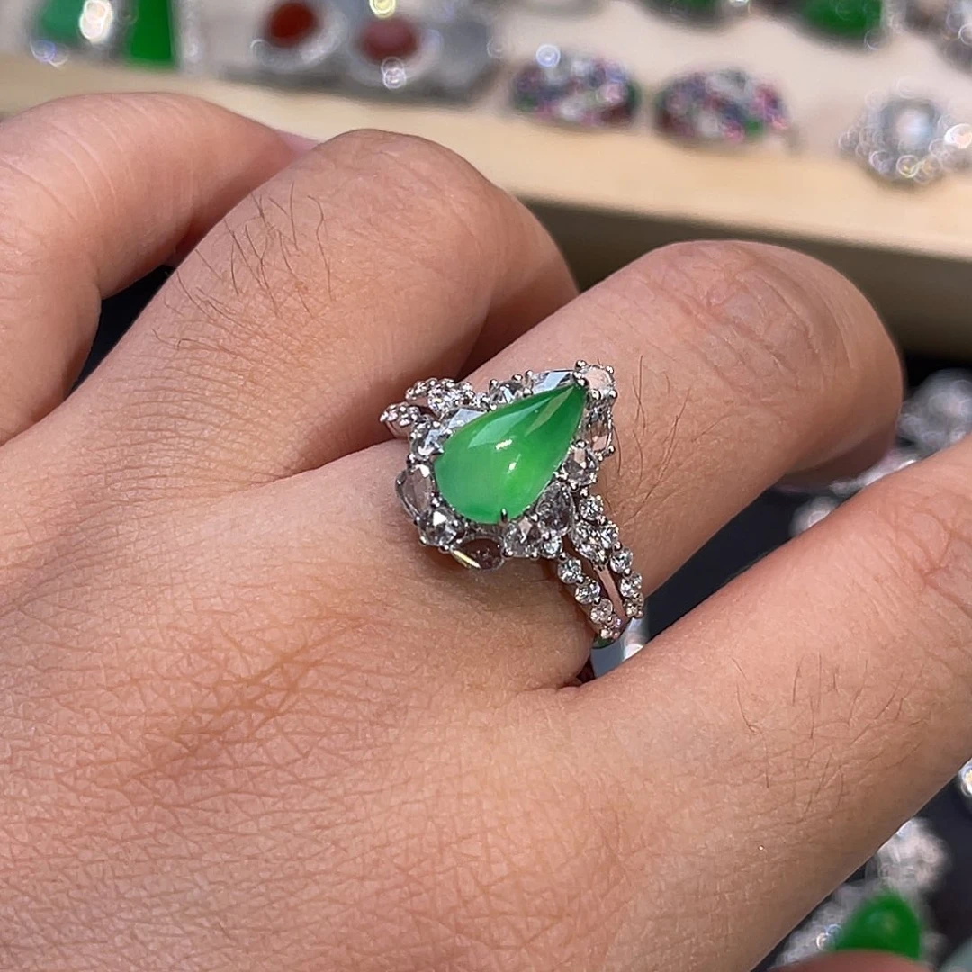 翡翠戒指18K金镶嵌木那水滴