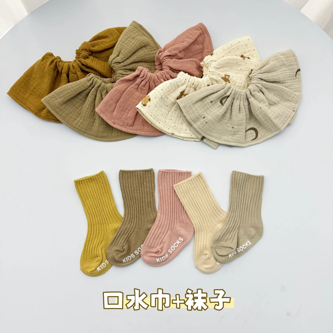 婴儿口水巾秋季新款宝宝围嘴毛巾袜子套装A类0-2岁透气新生儿棉袜