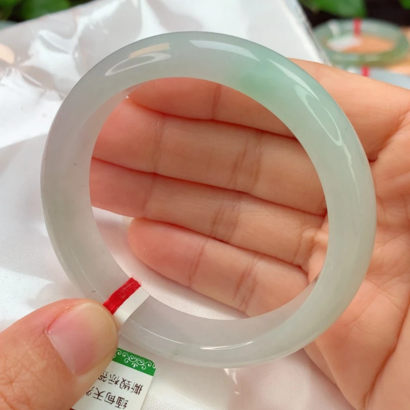 【闪购商品】翡翠手镯未镶嵌?****糖天然翡翠手镯