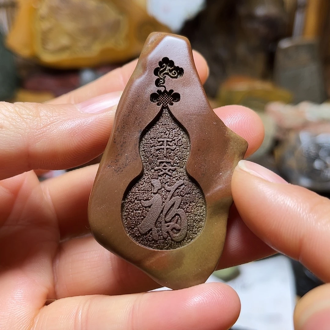 新疆原石雕刻手把件