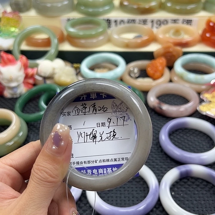 白****未镶嵌手镯石英岩玉
