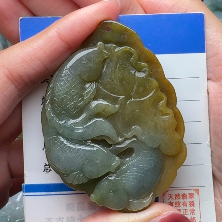 翡翠未镶嵌颈饰鱼