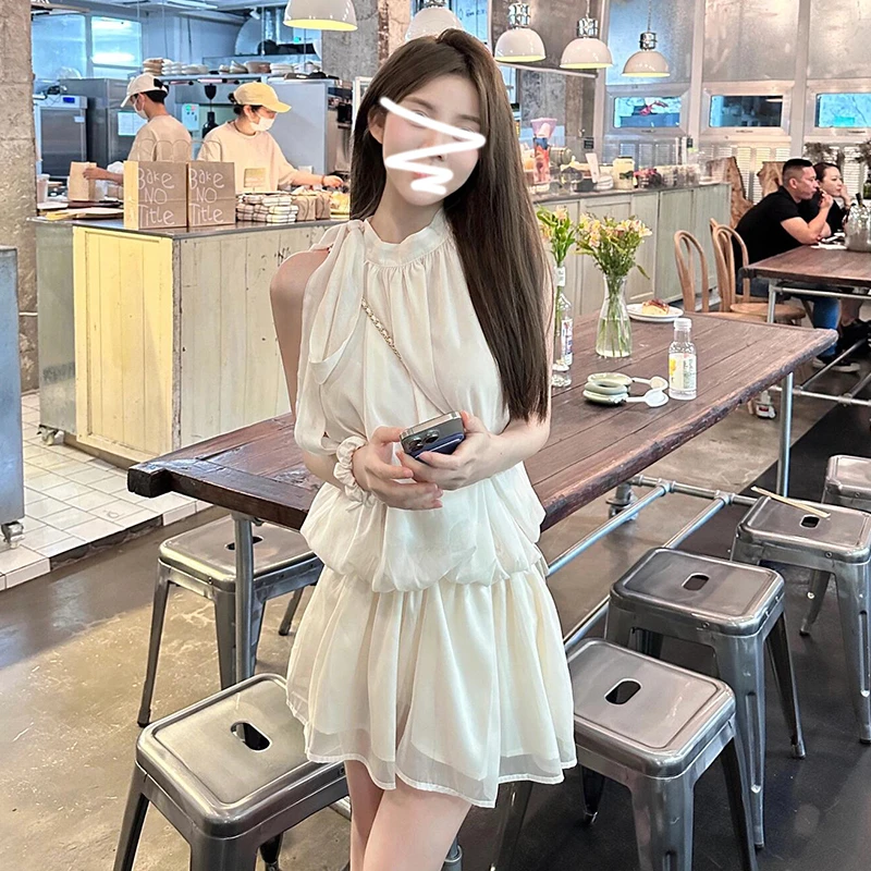 法式白色无袖挂脖吊带连衣裙子女夏季2025新款度假小个子收腰短裙