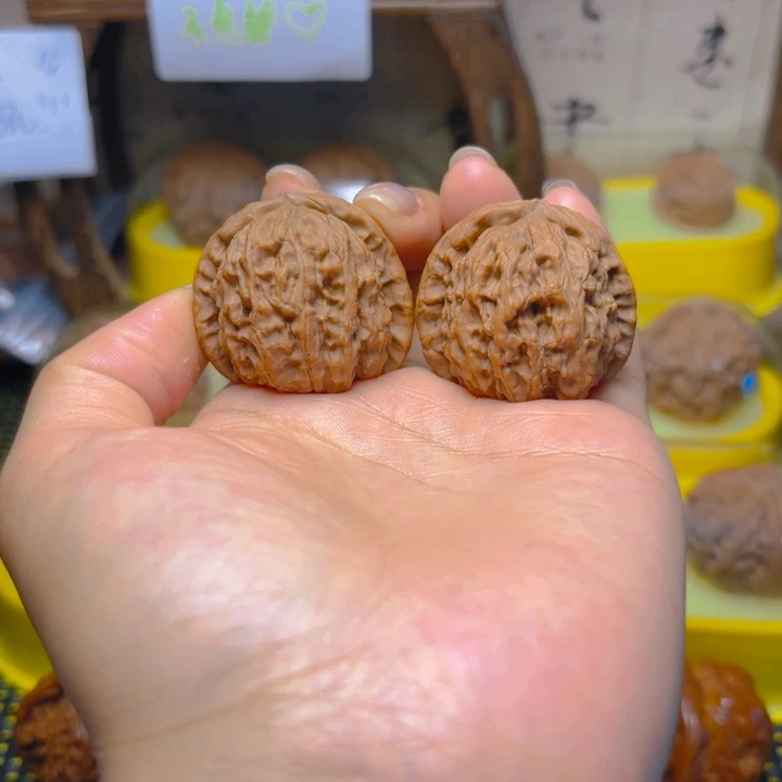 文玩核桃吊坠白狮子